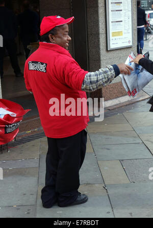 Time Out magazine il distributore al di fuori della metropolitana di Londra Foto Stock