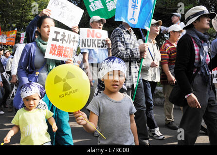 Tokyo, Giappone. 23 Sett 2014. Le persone che frequentano un anti-nucleare di dimostrazione in Tokyo, Giappone, Sett. 23, 2014. 16.000 persone hanno partecipato alla manifestazione. Credito: Stringer/Xinhua/Alamy Live News Foto Stock