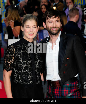 Londra, Regno Unito. Il 22 settembre, 2014. Rosamund Pike & David Tennant frequentare il Regno Unito Premiere di quello che abbiamo fatto sulla nostra vacanza all'Odeon West End di Londra il 22 settembre 2014. Credito: Peter Phillips/Alamy Live News Foto Stock