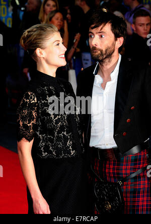 Londra, Regno Unito. Il 22 settembre, 2014. Rosamund Pike & David Tennant frequentare il Regno Unito Premiere di quello che abbiamo fatto sulla nostra vacanza all'Odeon West End di Londra il 22 settembre 2014. Credito: Peter Phillips/Alamy Live News Foto Stock