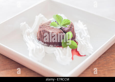 Lava di cioccolato con panna montata, stock photo Foto Stock