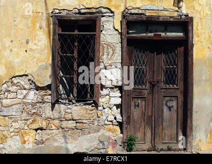 Vecchio vintage in legno porta e finestra in rovina Foto Stock