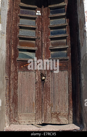 Il vecchio legno marrone porta in rovina Foto Stock