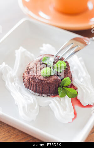 Cioccolato torta di lava con la forcella, stock photo Foto Stock