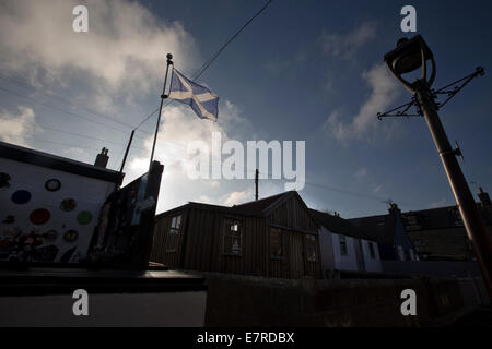 Un scozzese si intraversa bandiera da una casa nella storica area Footdee di Aberdeen, Scozia. Foto Stock