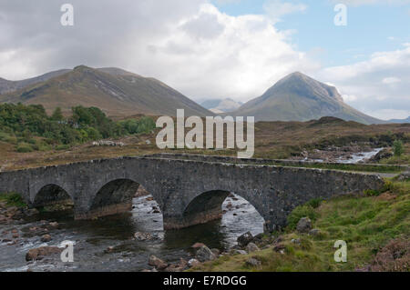 Il Cuillins dietro Sligachan ponte sull'Isola di Skye. Foto Stock