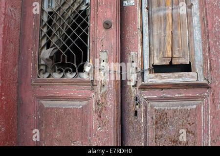 In legno antico porta rossa in rovina Foto Stock