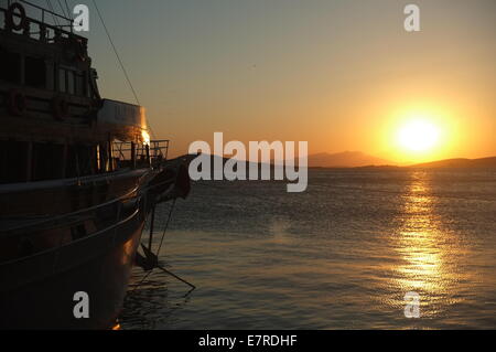 Nave passeggeri ad una marina al tramonto Foto Stock