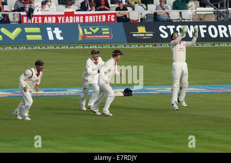 Manchester, Regno Unito. 23 Settembre, 2014. Delizia per Lancashire nel loro vitale inferiore della tabella corrispondono, il che si tradurrà in una delle squadre di essere relegato a. Jos Buttler catture Sam Roberts off il bowling di Glen Chapple per 7.Lancashire v Middlesex County Cricket Manchester, UK Credit: Giovanni friggitrice/Alamy Live News Foto Stock