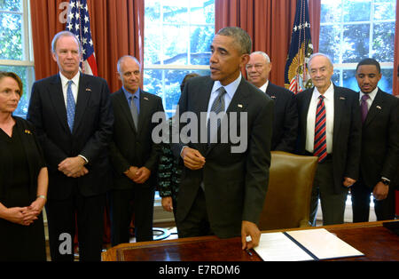 Washington, DC, Stati Uniti d'America. Il 22 settembre, 2014. Il Presidente degli Stati Uniti Barack Obama, con l'America la promessa di alleanza Presidente fondatore ed ex Segretario di Stato statunitense General Colin Powell (3R), e i leaders e i partecipanti, risponde a una domanda dalla news media dopo la firma dell'America la promessa della dichiarazione del vertice nel corso di una cerimonia nell'Ufficio Ovale della Casa Bianca di Washington, DC, Stati Uniti d'America 22 settembre 2014. Il presidente Obama sarà il settimo consecutivo presidente a firmare la dichiarazione che invita gli Americani per aiutare i giovani d America raggiungono il loro pieno potenziale. © dpa picture alliance/A Foto Stock