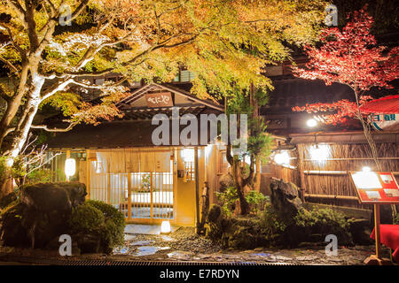 Kyoto, Giappone - 22 Novembre 2013: Kifune Santuario è un santuario shintoista situato a SakyO-ku a Kyoto, Giappone Foto Stock