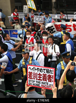 Tokyo, Giappone. 23 Settembre, 2014. Anti-razzisti rally contro i razzisti' marzo a Tokyo, Sett. 23, 2014. Un giapponese anti-gruppo coreano si sono stretti e hanno marciato in Roppongi, una area del centro cittadino di Tokyo e si sono scontrate con anti-razzisti qui il lunedì, evidenziando il Giappone del nazionalismo-questione pendente. Credito: Liu Tian/Xinhua/Alamy Live News Foto Stock