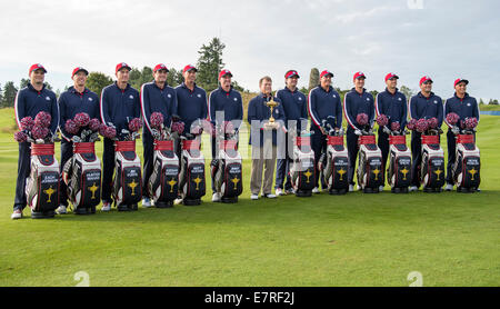 Gleneagles, Auchterarder, Perthshire Scozia. 23 Sett 2014. La Ryder Cup. Tom Watson come capitano della squadra USA e il Team USA posano con la Ryder Cup, durante il Team USA foto chiamata, mostra Rickie Fowler, Jim Furyk Zach Johnson, Matt Kuchar, Phil Mickelson, Patrick Reed, Jordan Spieth, Jimmy Walker, Bubba Watson, Keegan Bradley, Hunter Mahan e Webb Simpson Credito: Azione Sport Plus/Alamy Live News Foto Stock