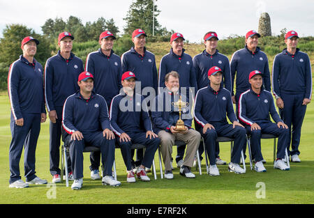 Gleneagles, Auchterarder, Perthshire Scozia. 23 Sett 2014. La Ryder Cup. Tom Watson come capitano della squadra USA e il Team USA posano con la Ryder Cup, durante il Team USA foto chiamata, mostra Rickie Fowler, Jim Furyk Zach Johnson, Matt Kuchar, Phil Mickelson, Patrick Reed, Jordan Spieth, Jimmy Walker, Bubba Watson, Keegan Bradley, Hunter Mahan e Webb Simpson Credito: Azione Sport Plus/Alamy Live News Foto Stock