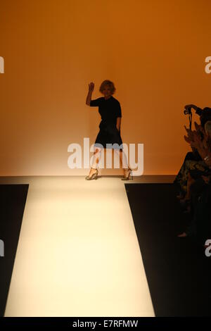 Stilista Alberta Ferretti passeggiate la pista durante l'Alberta Ferretti mostra Foto Stock