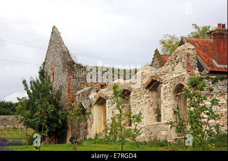 Una vista della rovina dei muri del convento di Little Walsingham, Norfolk, Inghilterra, Regno Unito. Foto Stock