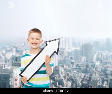 Sorridente ragazzino vuoto con la freccia che punta a destra Foto Stock