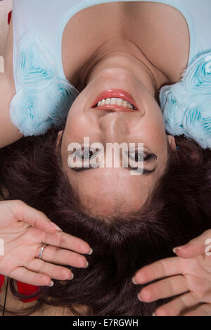 Chiusura del volto di donna sorridente Foto Stock