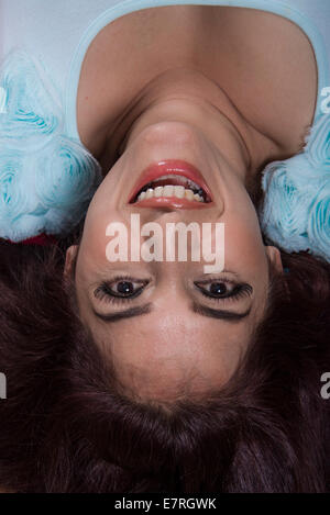 Chiusura del volto di donna sorridente Foto Stock