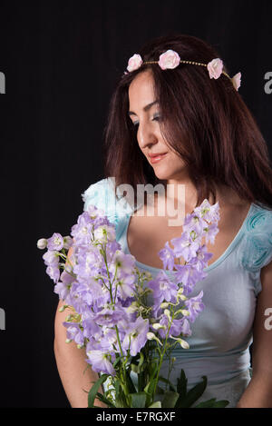 Romantico cerca donna con un diadema di fiori di contenimento Foto Stock