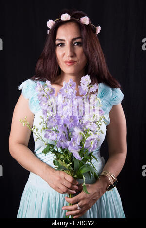 Romantico cerca donna con un diadema di fiori di contenimento Foto Stock