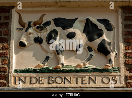 Close-up di una placca su una casa storica del Pied Ox o in De De Bonte Os, Monnickendam, North Holland, Paesi Bassi. Foto Stock