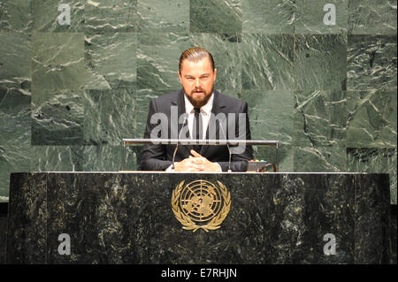 New York, il Vertice sul clima che si terrà presso la sede delle Nazioni Unite a New York. 23 Sett 2014. Leonardo DiCaprio, attore e ONU messaggero di pace, parla durante la cerimonia di apertura del vertice sul clima che si terrà presso la sede delle Nazioni Unite a New York il 7 settembre 23, 2014. Un giorno di vertice, convocata dal segretario generale delle Nazioni Unite Ban Ki-moon, è atteso per galvanizzare azione globale sui cambiamenti climatici. Credito: Niu Xiaolei/Xinhua/Alamy Live News Foto Stock