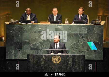 New York, il Vertice sul clima che si terrà presso la sede delle Nazioni Unite a New York. 23 Sett 2014. Leonardo DiCaprio (anteriore), attore e ONU messaggero di pace, parla durante la cerimonia di apertura del vertice sul clima che si terrà presso la sede delle Nazioni Unite a New York il 7 settembre 23, 2014. Un giorno di vertice, convocata dal segretario generale delle Nazioni Unite Ban Ki-moon, è atteso per galvanizzare azione globale sui cambiamenti climatici. Credito: Niu Xiaolei/Xinhua/Alamy Live News Foto Stock