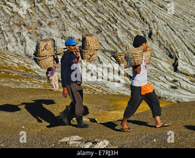 Miniere di zolfo sulla strada a Kawah cratere Ijen Foto Stock