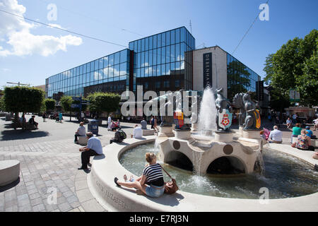 La regina Elisabetta fontana nella strada commerciale di Portsmouth con Debenhams Foto Stock