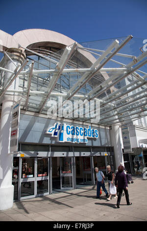 Esterno di Cascades shopping centre in Portsmouth con tettoia di vetro Foto Stock