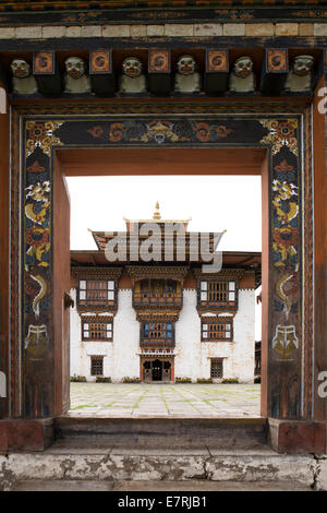 Il Bhutan orientale, Trashi Yangtse, old Dongdi Dzong, decorate gateway in legno Foto Stock