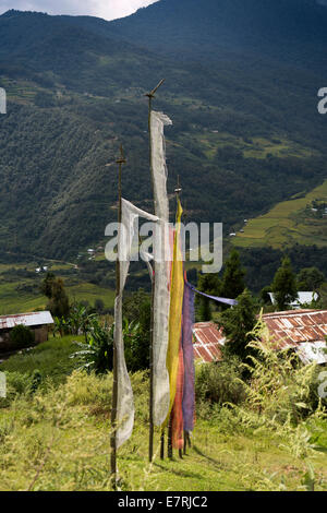 Il Bhutan orientale, Trashi Yangtse, bandiere da preghiera buddista nel campo in alto sopra la città Foto Stock