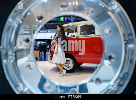 Hannover, Germania. 23 Sett 2014. Volkswagen T1 presso lo stand della Volkswagen al Salone Internazionale dell'Automobile Commercia veicoli (IAA) di Hannover, Germania, 23 settembre 2014. 2.066 espositori da 45 Paesi presenteranno i loro prodotti dal 25 Settembre fino al 02 ottobre 2014. Foto: OLE SPATA/DPA/Alamy Live News Foto Stock