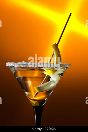 Cocktail con limone , la messa a fuoco su un primo piano Foto Stock