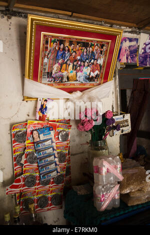 Il Bhutan orientale, Trashigang, Duksum, Bazaar, foto di famiglia reale appeso all'interno del negozio Foto Stock