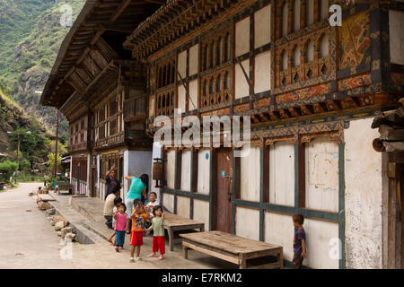 Il Bhutan orientale, Trashigang, Duksum, Bazaar, i bambini al di fuori di negozi del villaggio Foto Stock