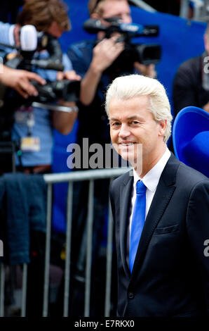 L'Aia, Paesi Bassi. 16 Sett 2014. Partito olandese per la libertà Leader Geert Wilders arriva presso l'Ridderzaal' (sala dei cavalieri) su 'Prinsjesdag' (Prince's Day) all'Aia, Paesi Bassi, 16 settembre 2014. La Dutch King affronterà il Senato e la Camera dei rappresentanti nella Sala dei Cavalieri nel suo discorso dal trono. Principe della giornata è la apertura-giorno del parlamento olandese e si svolge ogni anno il terzo martedì di settembre. Foto: Patrick van Katwijk/ - nessun filo SERVICE -/dpa/Alamy Live News Foto Stock