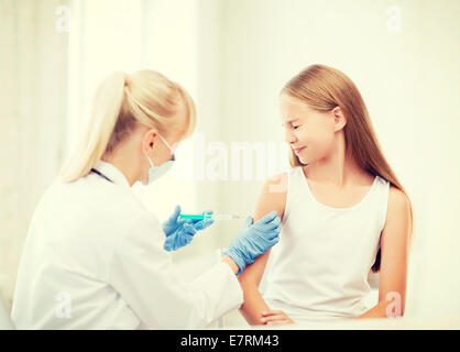 Medico facendo del vaccino per bambini in ospedale Foto Stock