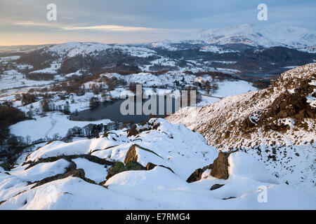 Loughrigg Tarn & il Coniston Fells In inverno, Lake District, Cumbria, Regno Unito Foto Stock