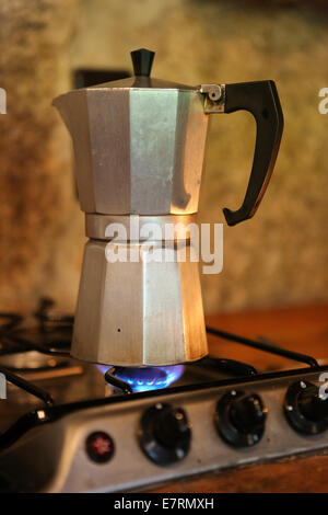 Moka pot caffè su una stufa Foto Stock