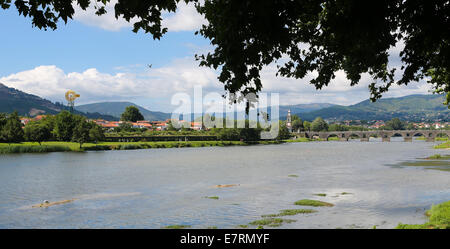 Vista sul Ponte de Lima, una città nel nord della regione del Minho in Portogallo. Foto Stock