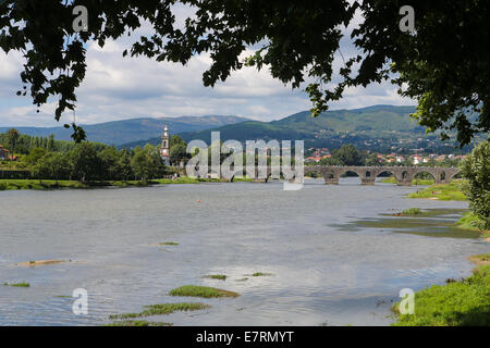 Vista sul Ponte de Lima, una città nel nord della regione del Minho in Portogallo. Foto Stock