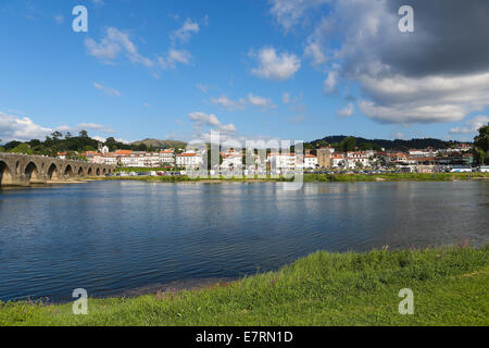 Vista sul Ponte de Lima, una città nel nord della regione del Minho in Portogallo. Foto Stock