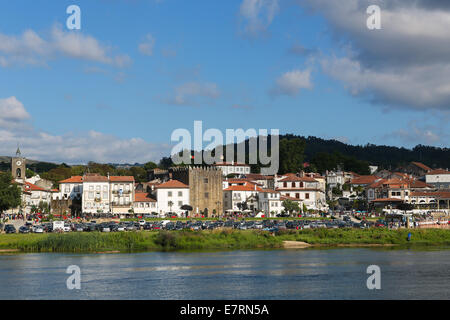 Vista sul Ponte de Lima, una città nel nord della regione del Minho in Portogallo. Foto Stock