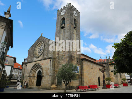 PONTE DE LIMA, Portogallo - 3 agosto 2014: famosa chiesa Igreja Matriz a Ponte de Lima, una città nel nord della regione del Minho in Foto Stock