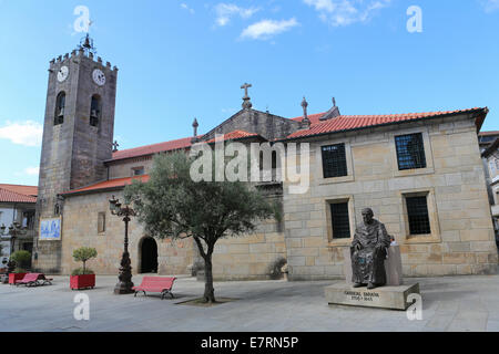 PONTE DE LIMA, Portogallo - 3 agosto 2014: famosa chiesa Igreja Matriz a Ponte de Lima, una città nel nord della regione del Minho in Foto Stock