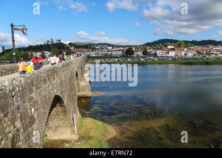 Vista sul Ponte de Lima, una città nel nord della regione del Minho in Portogallo. Foto Stock