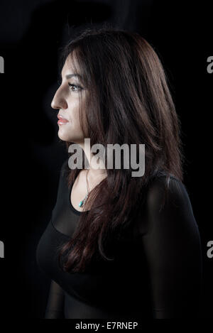 Profilo di bella bruna donna nei suoi primi 40s Foto Stock