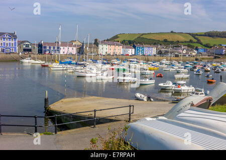 Aberaeron porto circondato da colorate in stile regency case e riempito con barche a vela di tutte le dimensioni in tarda estate sun. Foto Stock